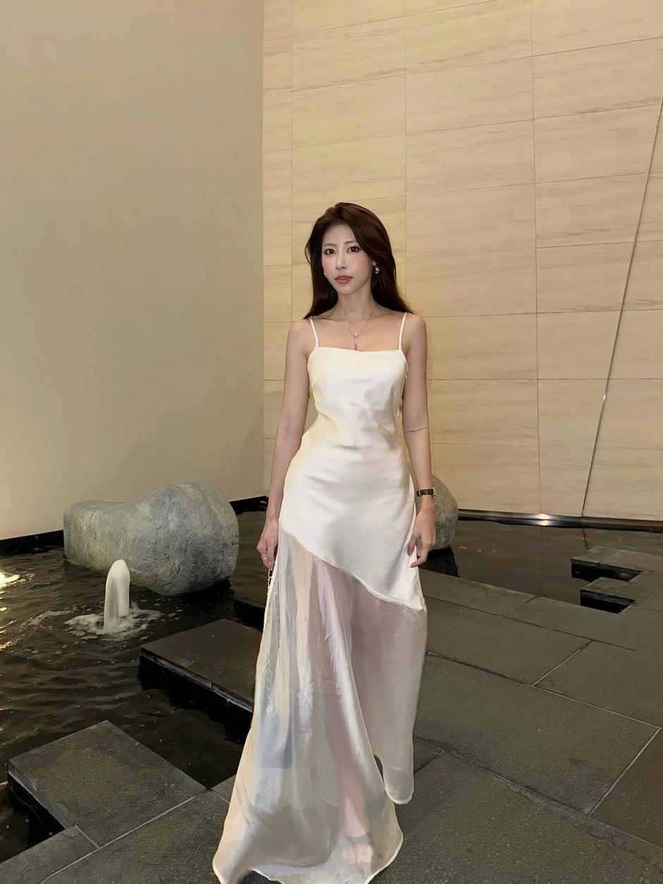 Ái Vy thả dáng bên hồ bơi trong buổi tối lung linh