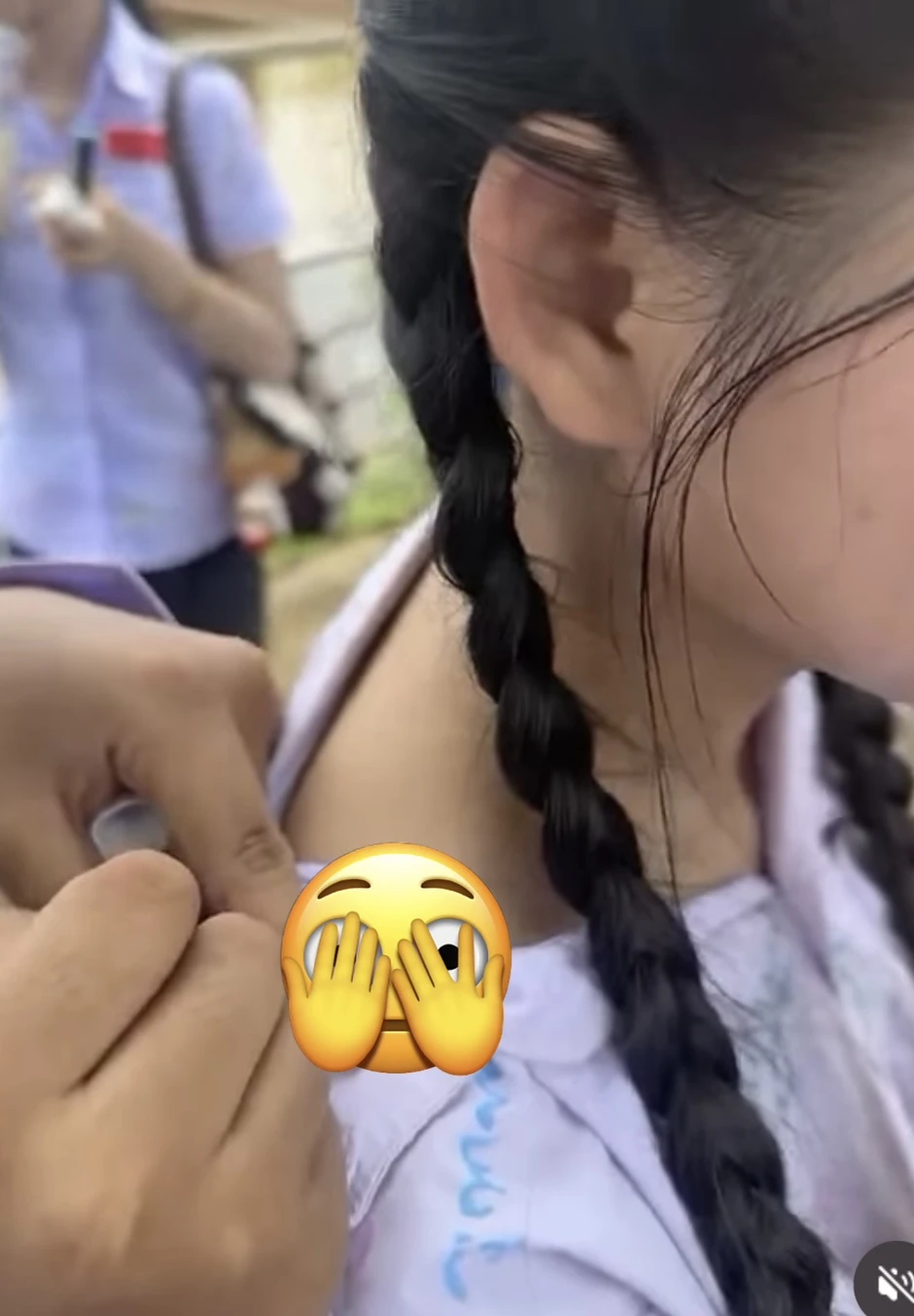 Thực hư bức ảnh nữ sinh khoe ký tên kỷ yếu trên áo n.ộ.i y gây xôn xao cõi mạng Thực hư bức ảnh nữ sinh khoe ký tên kỷ yếu trên áo n.ộ.i y gây xôn xao cõi mạng