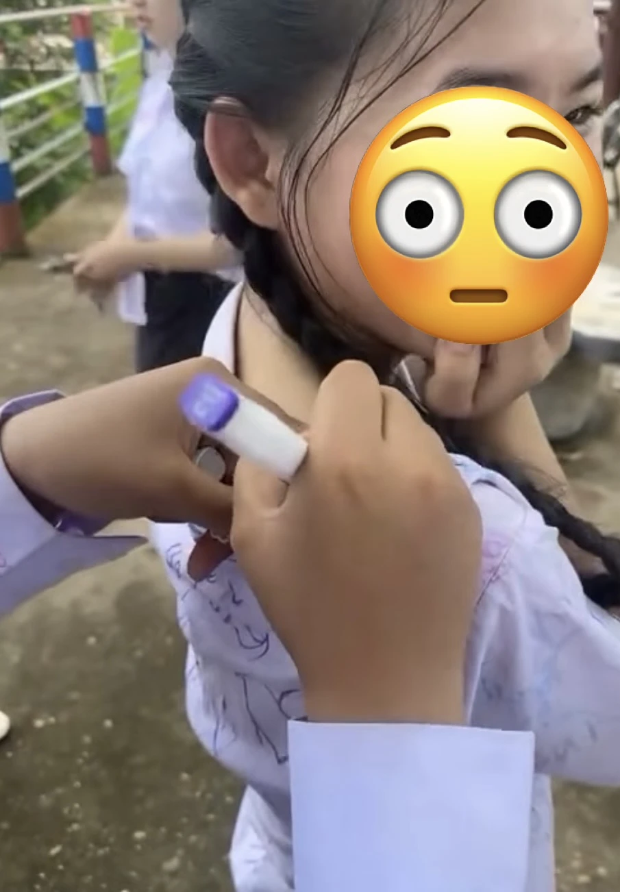 Thực hư bức ảnh nữ sinh khoe ký tên kỷ yếu trên áo n.ộ.i y gây xôn xao cõi mạng Thực hư bức ảnh nữ sinh khoe ký tên kỷ yếu trên áo n.ộ.i y gây xôn xao cõi mạng