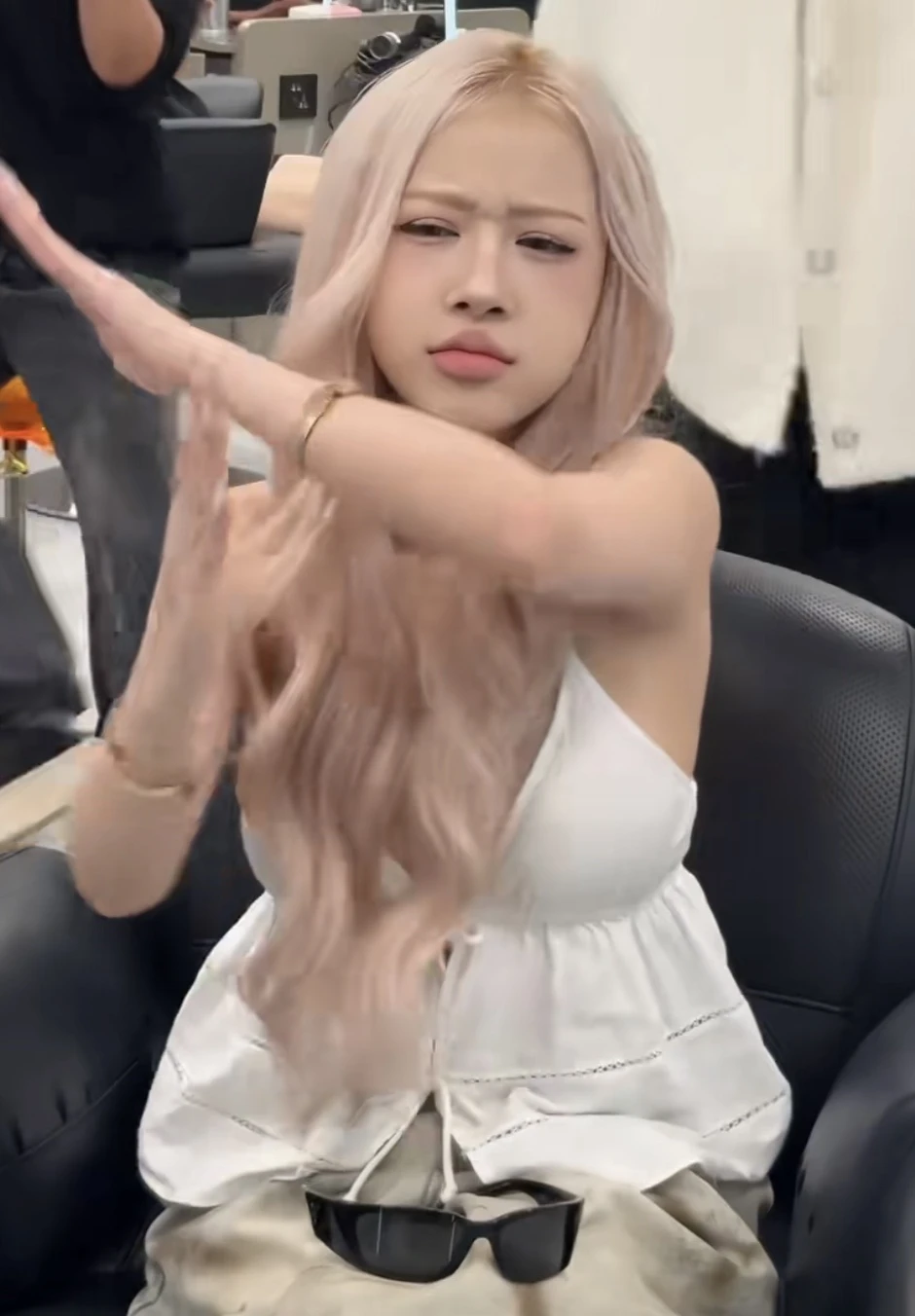Thực hư nhan sắc nữ TikToker Việt được ví như "bản sao" của Rosé (BlackPink), đến fan nước ngoài cũng phải "lú lẫn"