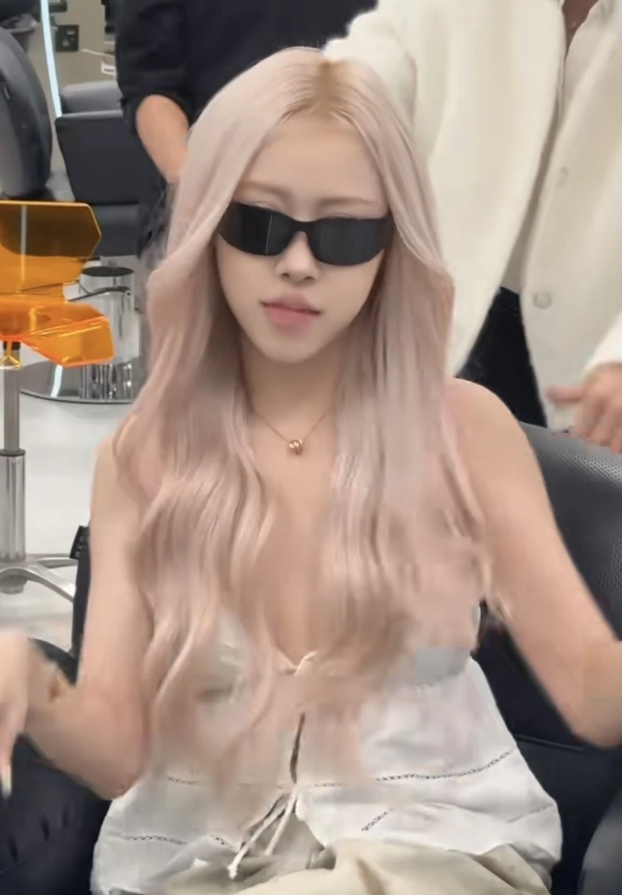 Thực hư nhan sắc nữ TikToker Việt được ví như "bản sao" của Rosé (BlackPink), đến fan nước ngoài cũng phải "lú lẫn"