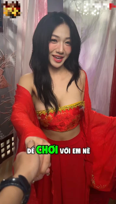 Trần Hà Linh lại lộ video phản cảm và quảng cáo dung tục, khiến người xem ngán ngẩm