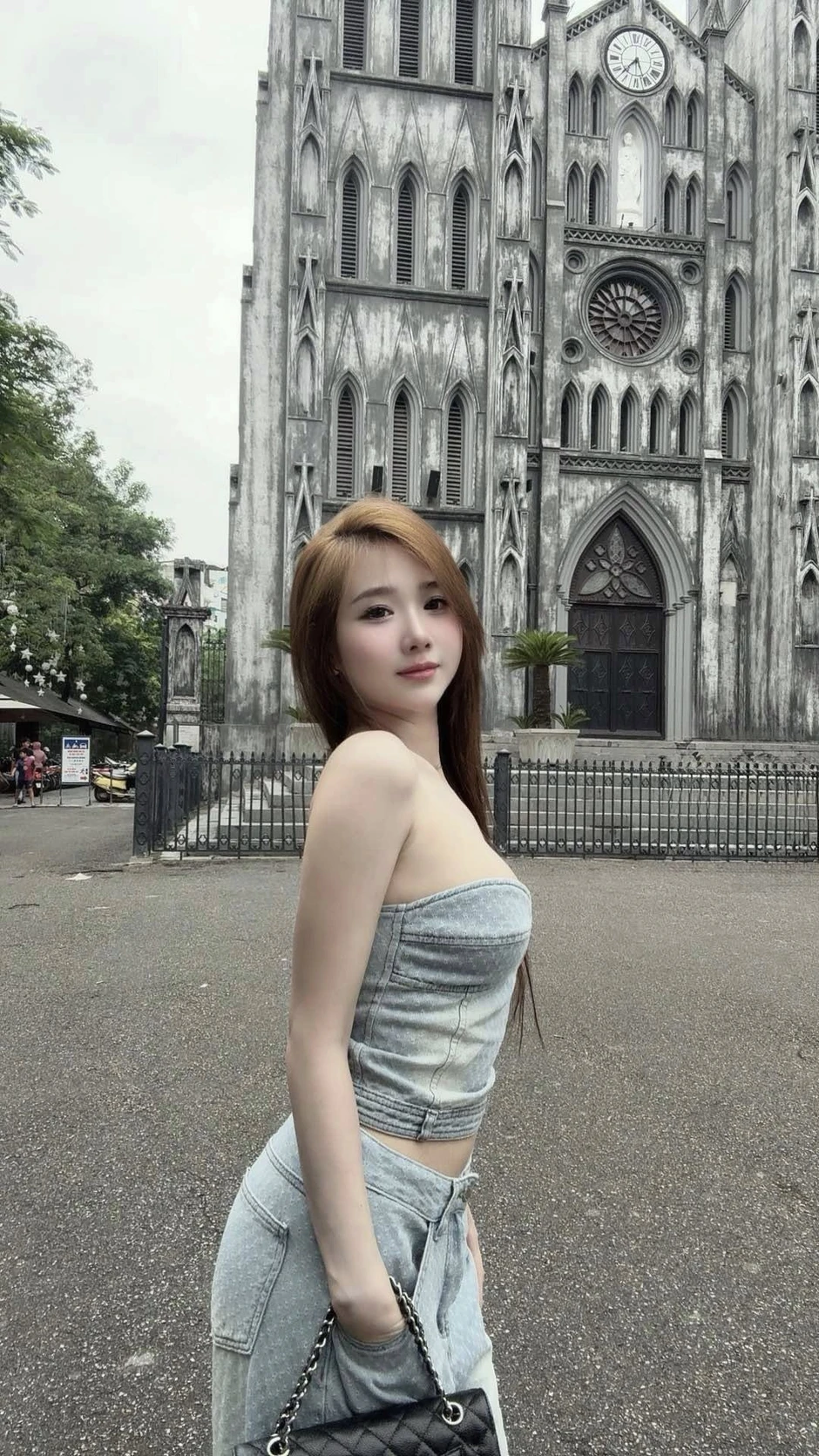 Tránh nóng với bộ ảnh "mát mắt" ở Nhà thờ Lớn của cô nàng hot girl xinh đẹp
