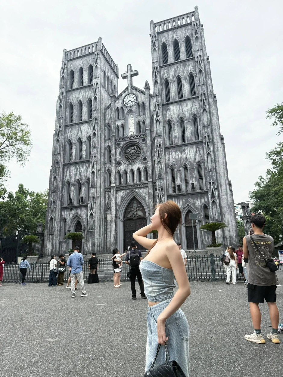 Tránh nóng với bộ ảnh "mát mắt" ở Nhà thờ Lớn của cô nàng hot girl xinh đẹp