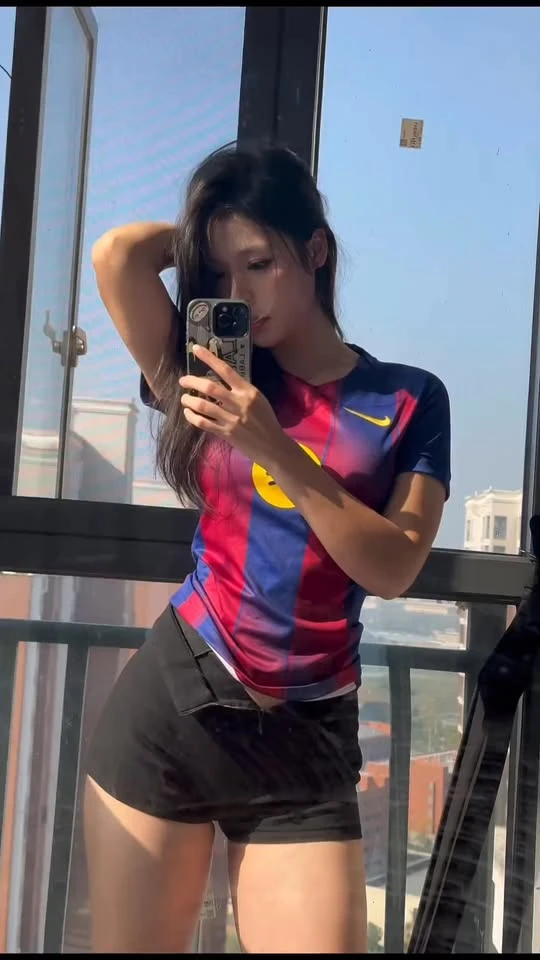 Trình diễn kỹ thuật đá bóng ấn tượng, hot girl xinh đẹp gây "náo loạn" cả MXH