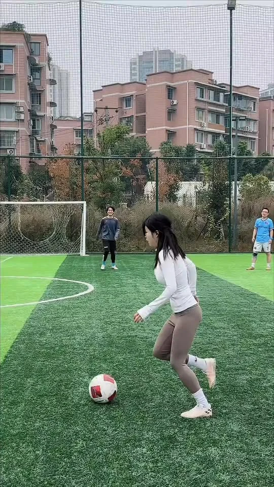 Trình diễn kỹ thuật đá bóng ấn tượng, hot girl xinh đẹp gây "náo loạn" cả MXH