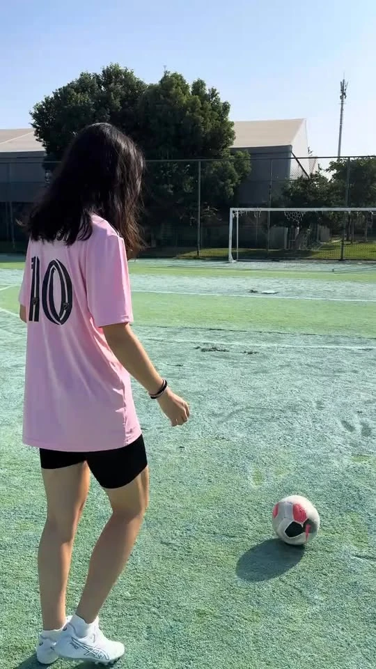 Trình diễn kỹ thuật đá bóng ấn tượng, hot girl xinh đẹp gây "náo loạn" cả MXH