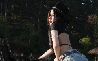 Trổ tài "cưỡi ngựa", hot girl xinh đẹp khiến triệu anh em "đứng hình"