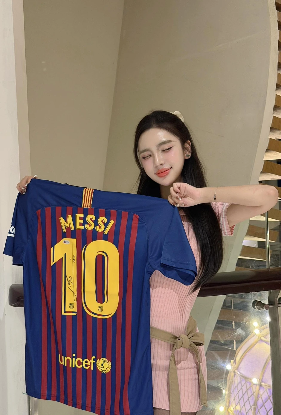 Tú Anh Susu cổ vũ Argentina mùa World Cup, khiến fan bóng đá được dịp bàn tán xôn xao