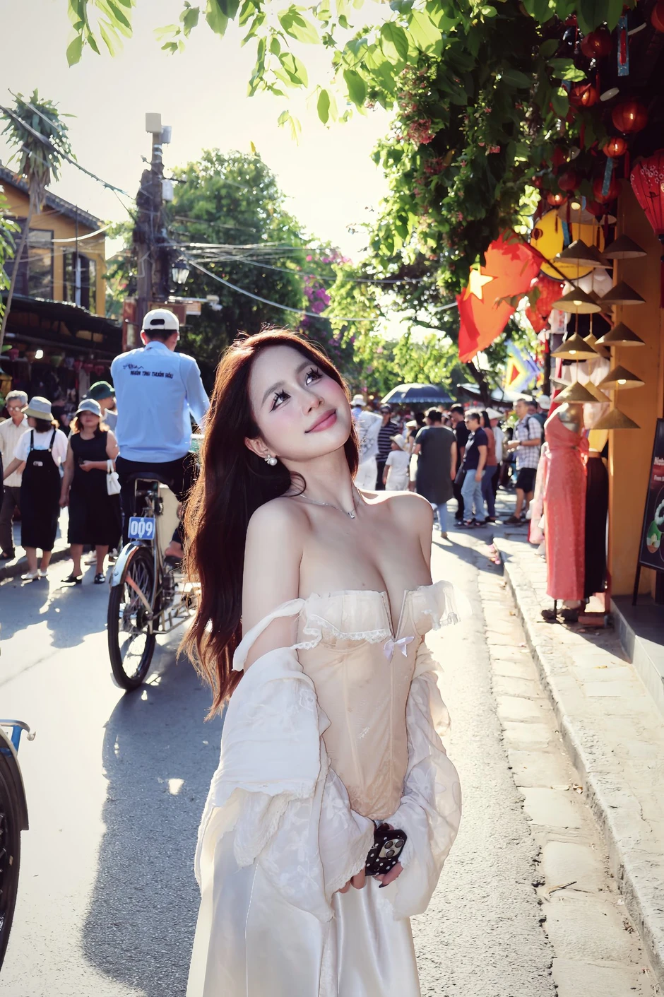 8/3: Nữ influencer tự tin khoe dáng, được ví như bông hoa đẹp nhất ngày Quốc tế Phụ nữ