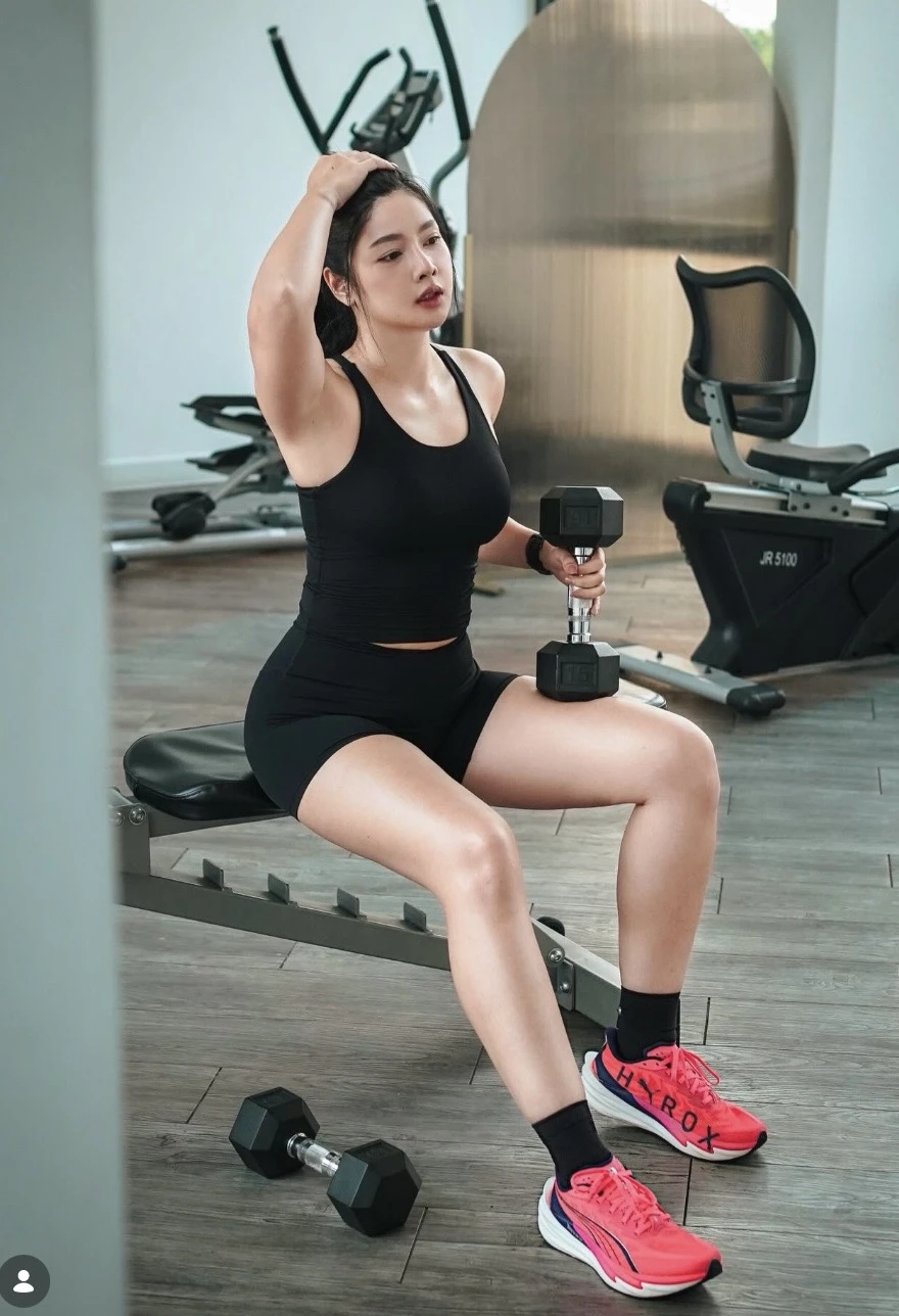 Tưởng chỉ là hot girl đường chạy, ai dè vào trang cá nhân mới ngỡ ngàng Tưởng chỉ là hot girl đường chạy, ai dè vào trang cá nhân mới ngỡ ngàng
