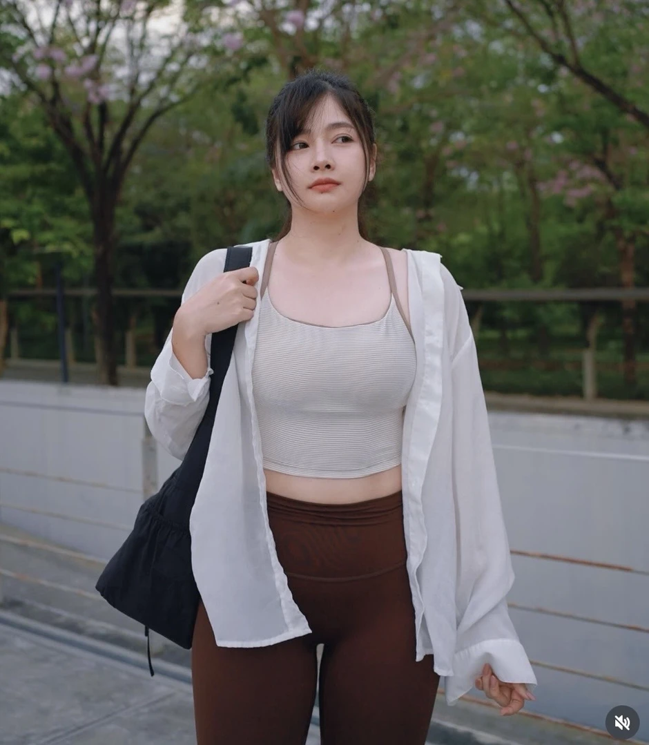 Tưởng chỉ là hot girl đường chạy, ai dè vào trang cá nhân mới ngỡ ngàng Tưởng chỉ là hot girl đường chạy, ai dè vào trang cá nhân mới ngỡ ngàng