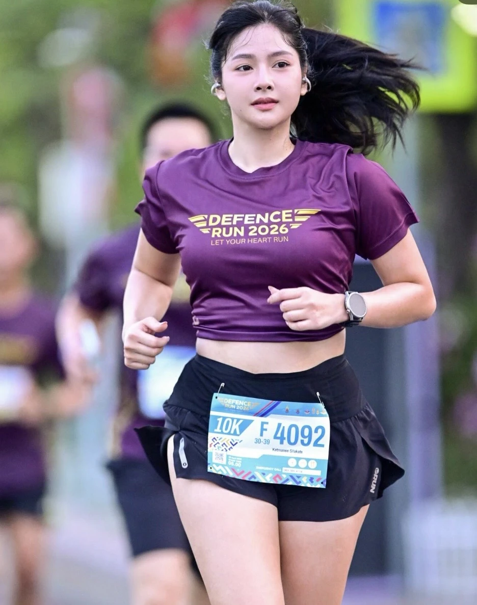 Tưởng chỉ là hot girl đường chạy, ai dè vào trang cá nhân mới ngỡ ngàng Tưởng chỉ là hot girl đường chạy, ai dè vào trang cá nhân mới ngỡ ngàng