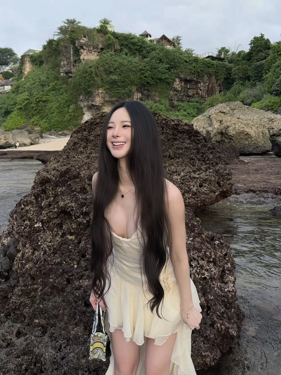 Uyên Ni﻿ hóa "công chúa", xả ảnh du lịch đẹp ngỡ ngàng "gây mê" CĐM