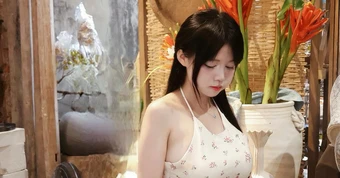 Vào bếp làm bánh, hot TikToker khiến CĐM thích thú vì đã xinh đẹp còn khéo léo, đảm đang