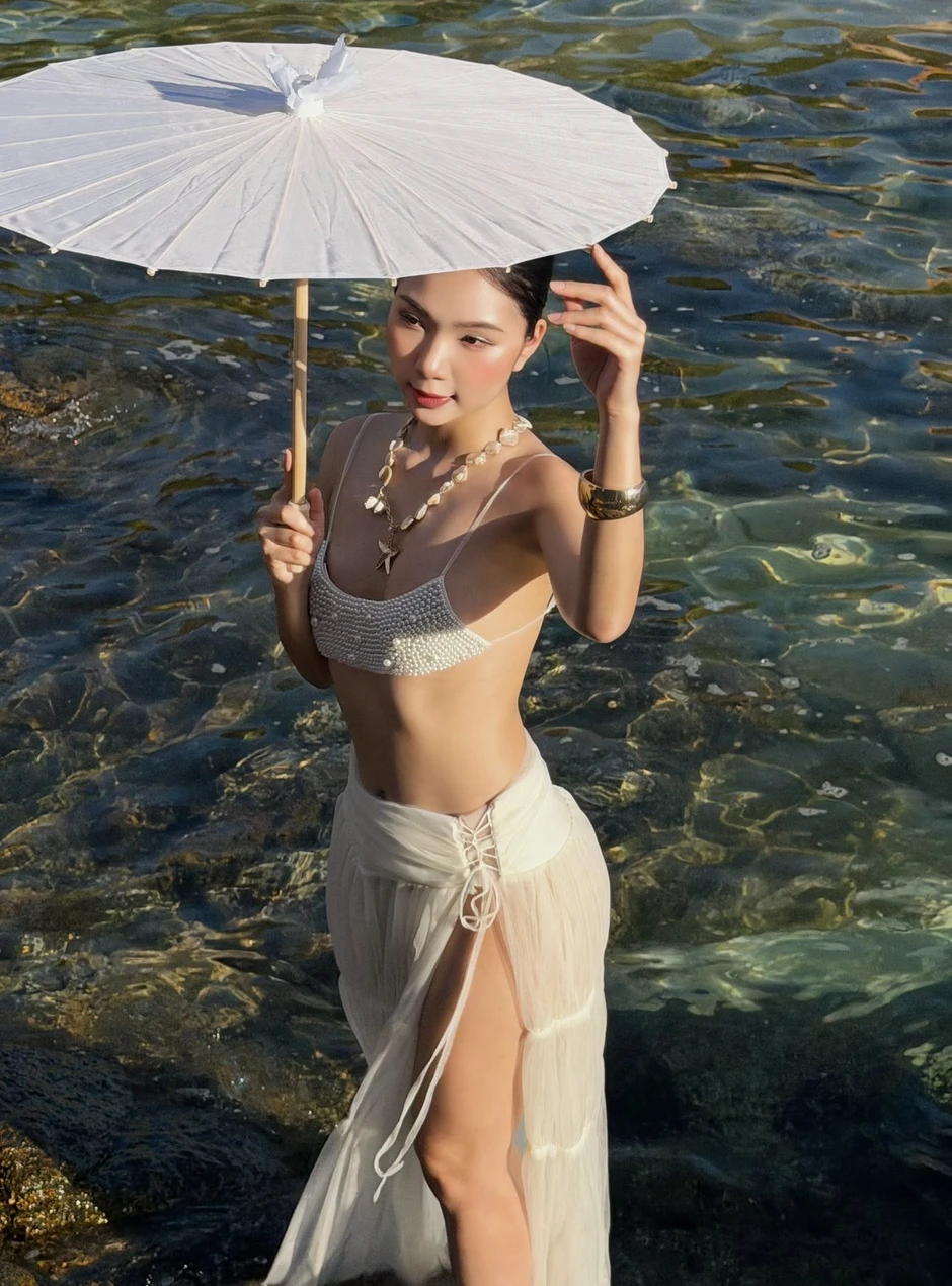 Vịnh Vĩnh Hy của Việt Nam đẹp như mơ, xuất hiện đầy ấn tượng qua bộ ảnh của cô nàng Á Khôi quyễn rũ