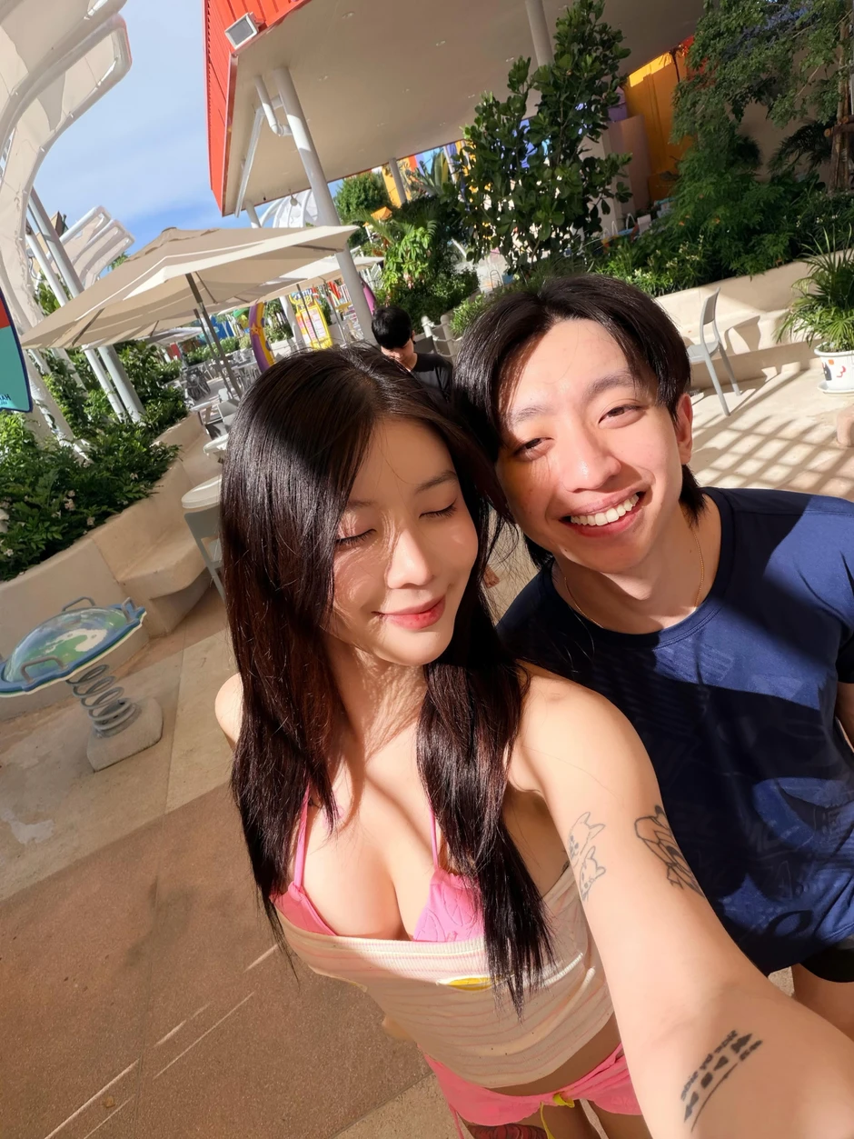 Vô địch, tuyển thủ ngay lập tức "xả" loạt ảnh tình cảm với bạn gái, khiến anh em game thủ "ghen tị" Vô địch, tuyển thủ ngay lập tức "xả" loạt ảnh tình cảm với bạn gái, khiến anh em game thủ "ghen tị"