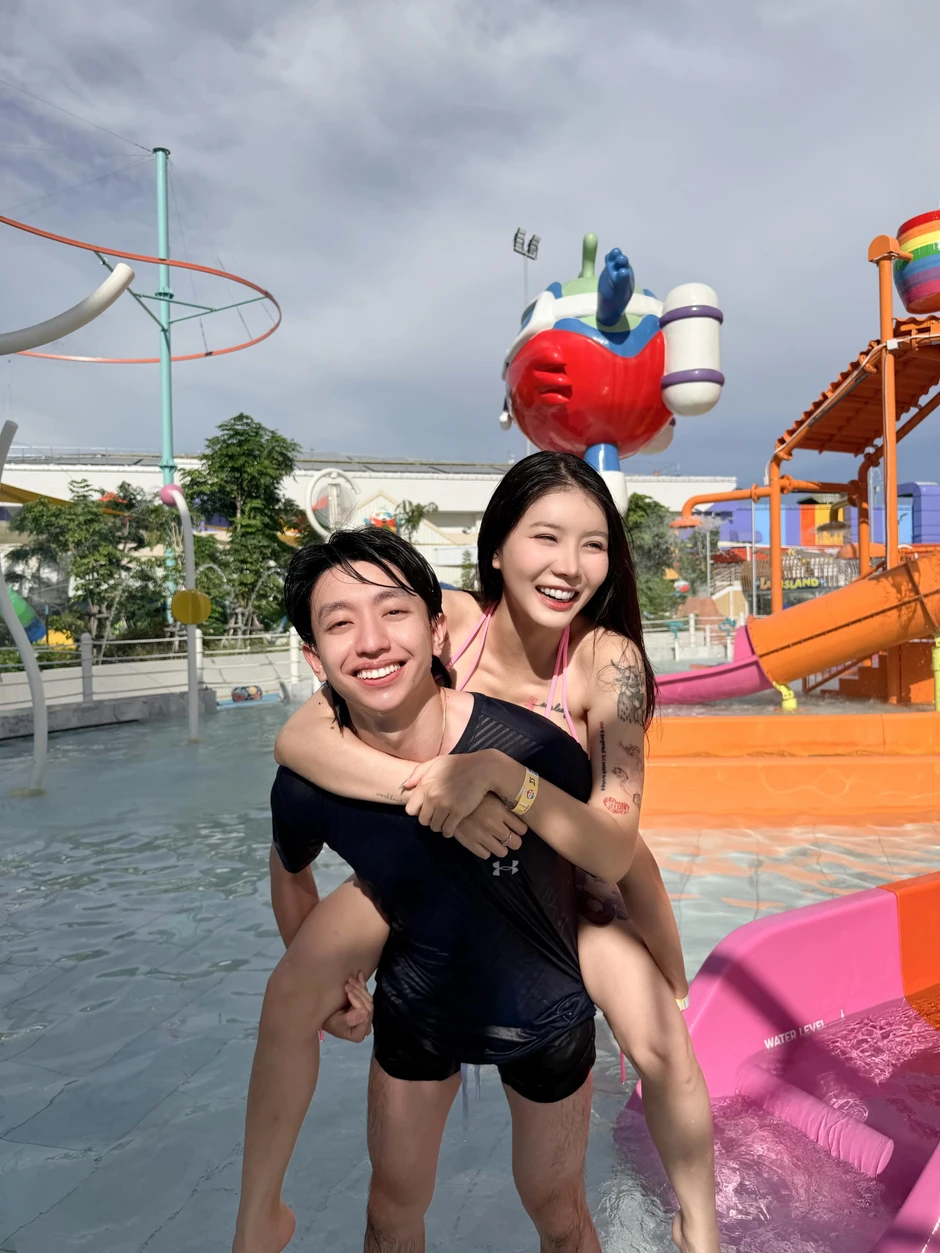 Vô địch, tuyển thủ ngay lập tức "xả" loạt ảnh tình cảm với bạn gái, khiến anh em game thủ "ghen tị" Vô địch, tuyển thủ ngay lập tức "xả" loạt ảnh tình cảm với bạn gái, khiến anh em game thủ "ghen tị"