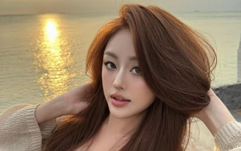 Vô tình "lia cam" trong xe hơi, cô nàng Á Khôi lập tức cho ra đời một bộ ảnh siêu phẩm