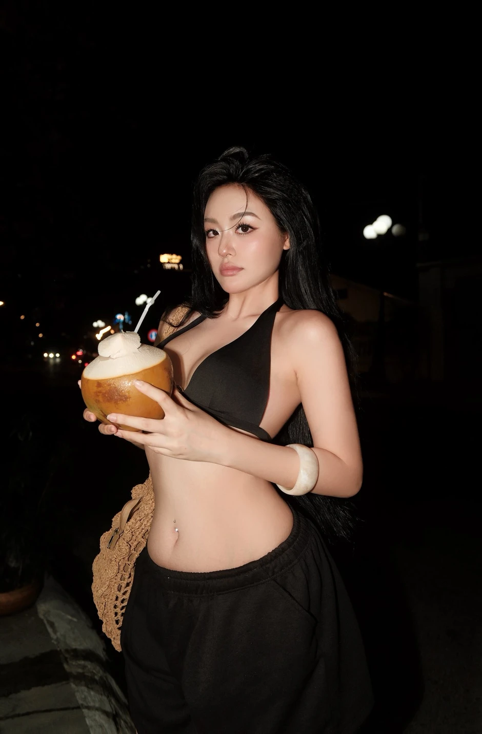 Vô tình "lia cam" trong xe hơi, cô nàng Á Khôi lập tức cho ra đời một bộ ảnh siêu phẩm