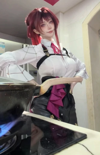 Vừa cosplay, vừa trổ tài "bếp núc", nữ coser khiến CDM thích thú