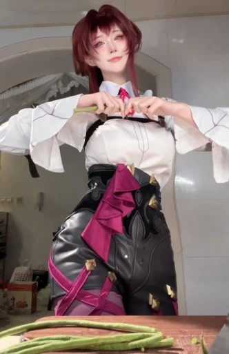 Vừa cosplay, vừa trổ tài "bếp núc", nữ coser khiến CDM thích thú