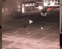 Xôn xao cô gái 22 tuổi bị biến thái bám đuôi rồi quay lén tại nhà vệ sinh công cộng, dư luận hoang mang